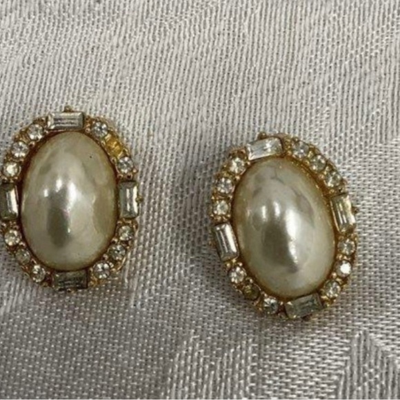 Dior earrings and comes with Certificate of Authentication - Picture 3 of 6